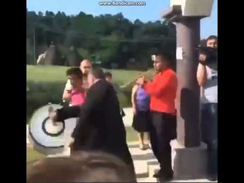 ne trpi pop da mu netko diže lovu ispred nosa..:) video