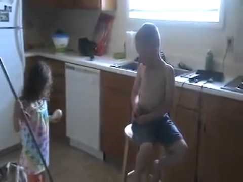 ovaj dječak je rođen mudar, on plače, vrišti, dere se, a pogledajte zbog čega..video