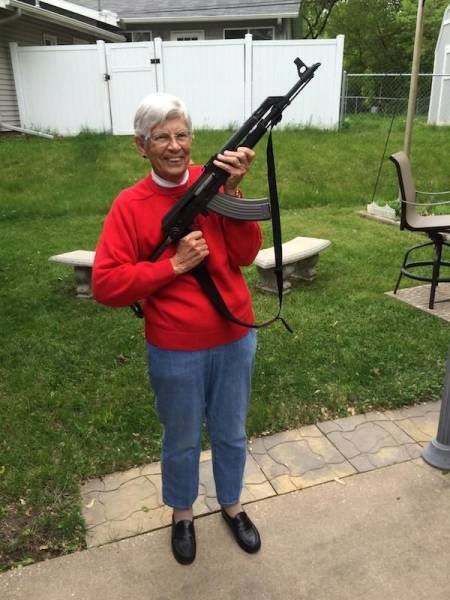 unuka po prvi put dovodi svog dečka kod bake na ručak i malo finog druženja..:))