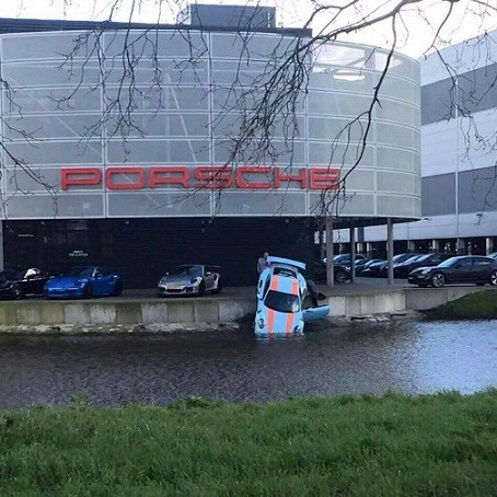 ako niste znali..ovako se pere pravi porsche..