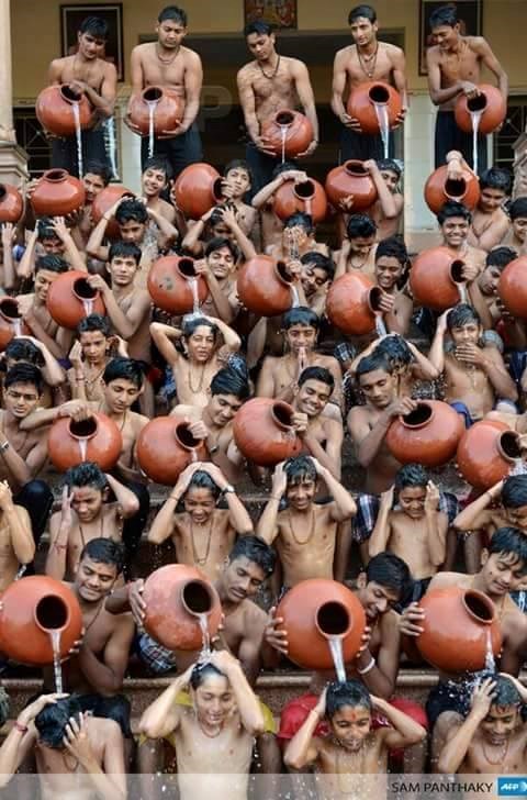 ruka glavu mije..:))