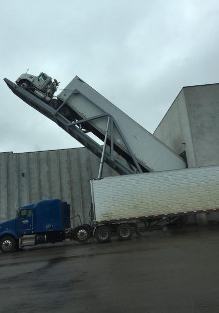 evo kako se iskrcava krumpir iz kamiona..
