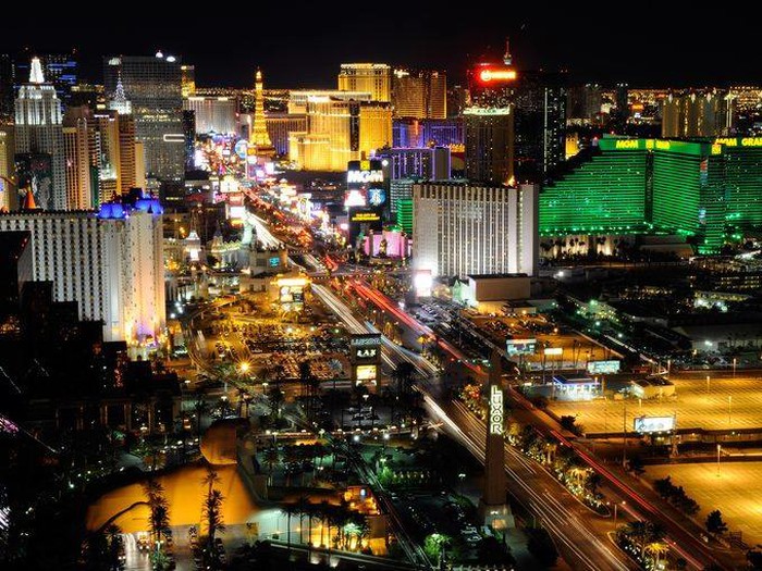 Las Vegas..Sunce govori da je noć, a grad tvrdi suprotno..:))