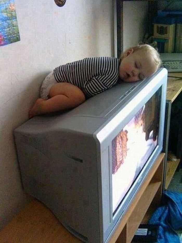 nije što spava na tv-u, ali kako li se popeo..:)))