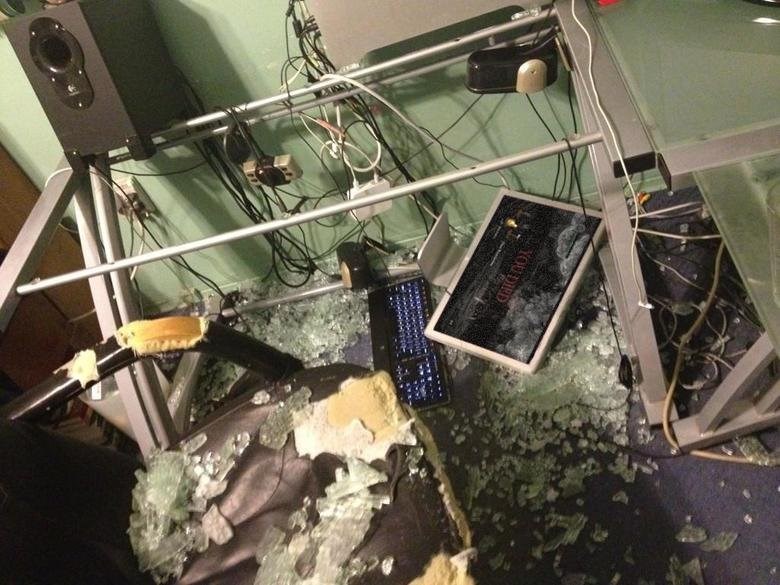 ne stakleni stol...ne..