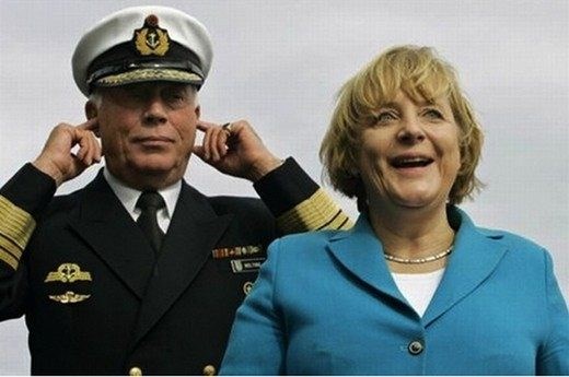 mora da ga je glasno opalila kada frajer drži uši,a ne nos..