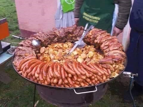 kad ekipa radi roštilj..