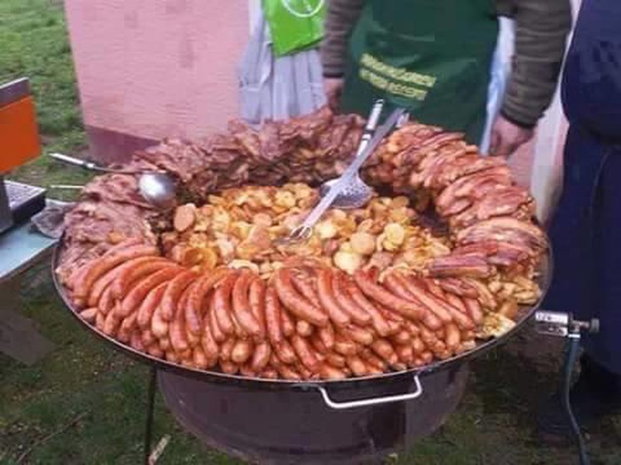 kad ekipa radi roštilj..