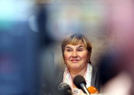 nije li vrijeme da u zakon o sigurnosti na cestama uđe obavezna krunica na retrovizoru ??