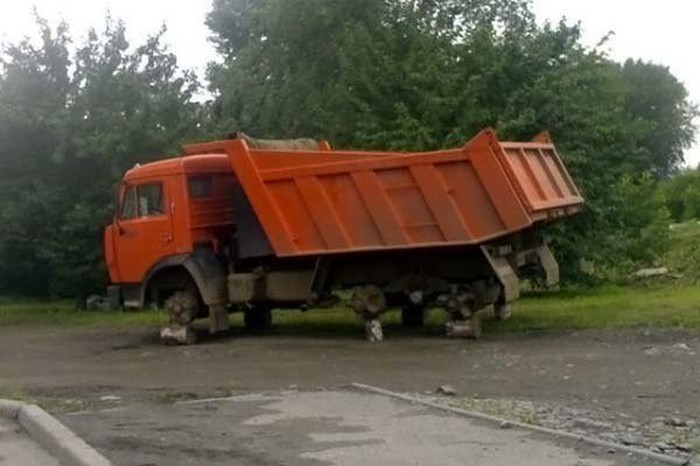 djeca se igrala, pa mu sakrili kotače..