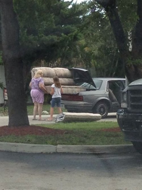 ma samo ga malo nagnuti na lijevu stranu i ulazi..