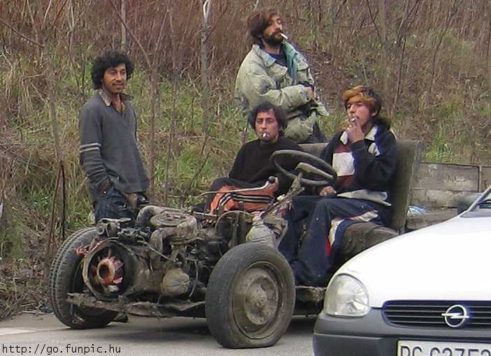 izgleda da mu ne radi senzor za nadzor pritiska u gumama..