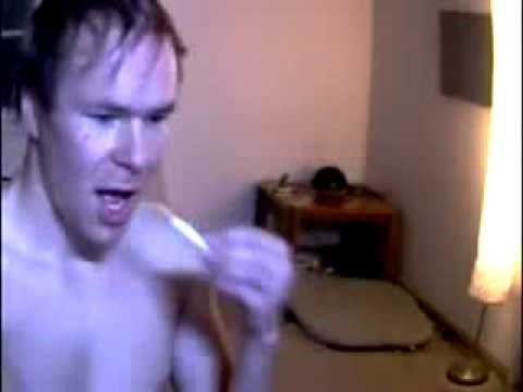 evo zašto ne biste trebali hodati goli po stanu..video
