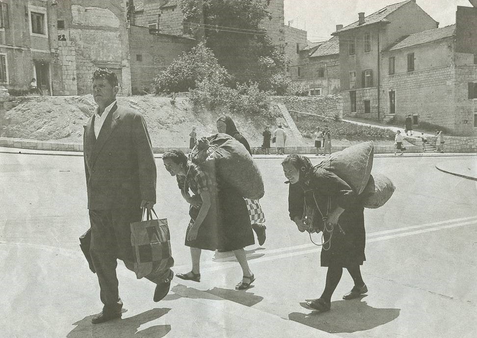 jadan čovjek..on jadan mora nositi dvije torbe, a njih dvije idu praznih ruku..ccc