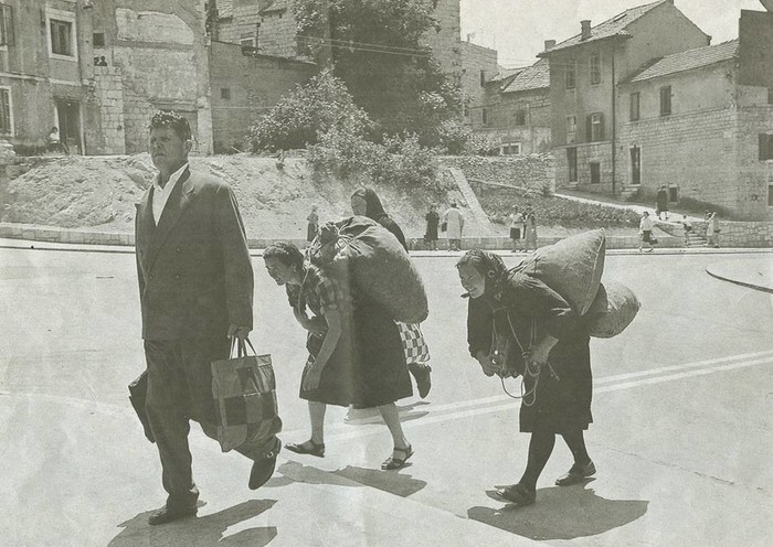 jadan čovjek..on jadan mora nositi dvije torbe, a njih dvije idu praznih ruku..ccc
