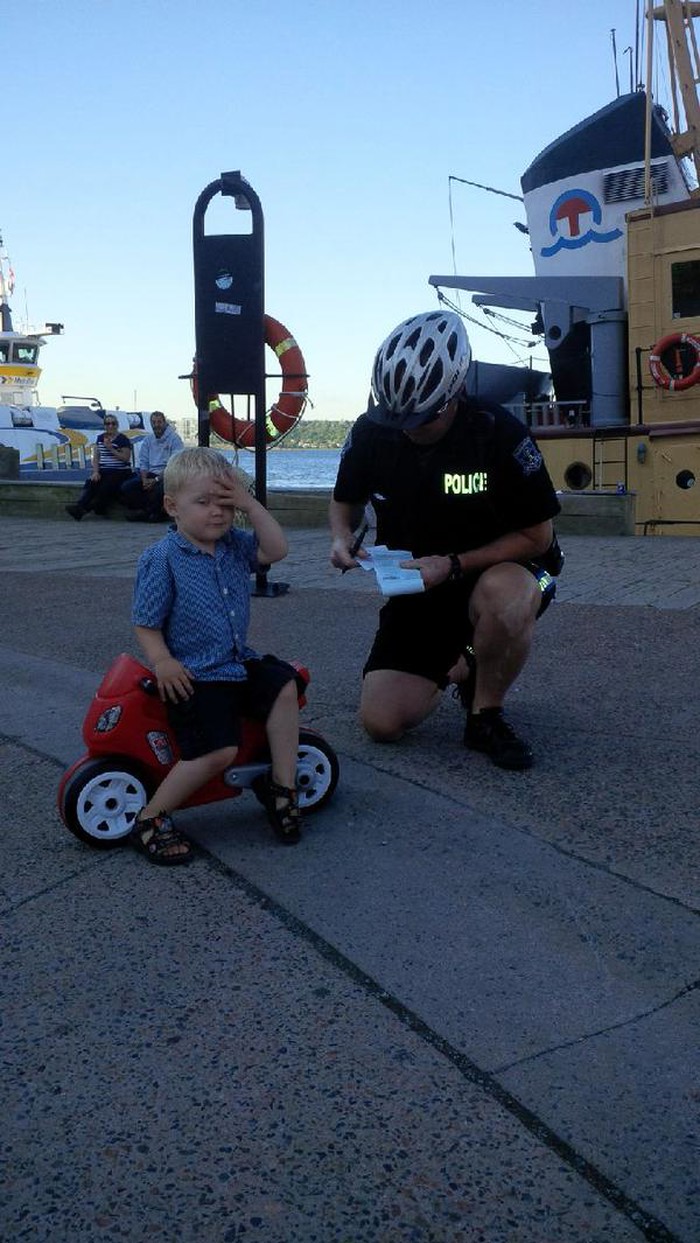 3-godišnji Declan prilikom primanja kazne prometnog policajca..
