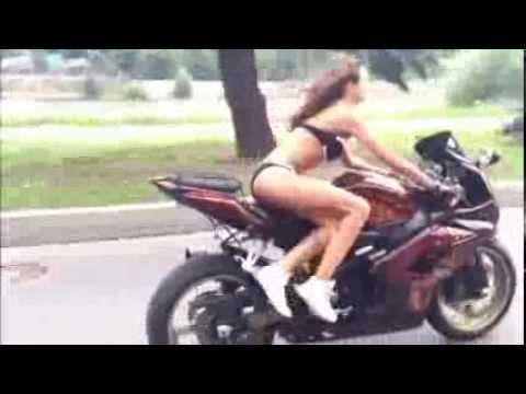 poslije cure na biciklu, dolazi i cura motoru..cure rasturaju na dva kotača..video