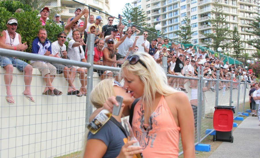 tribine  se tresu..ma kakav nogomet, kakvi bakrači..