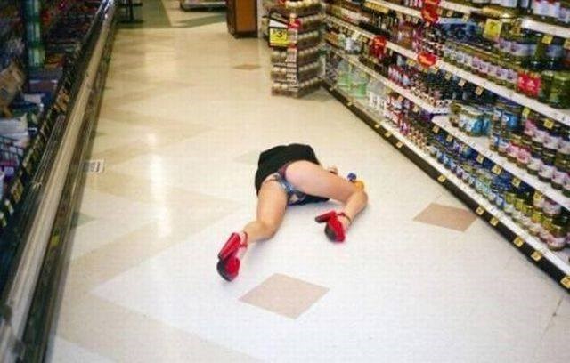 ops..nije uskladila gaćice sa cipelama..