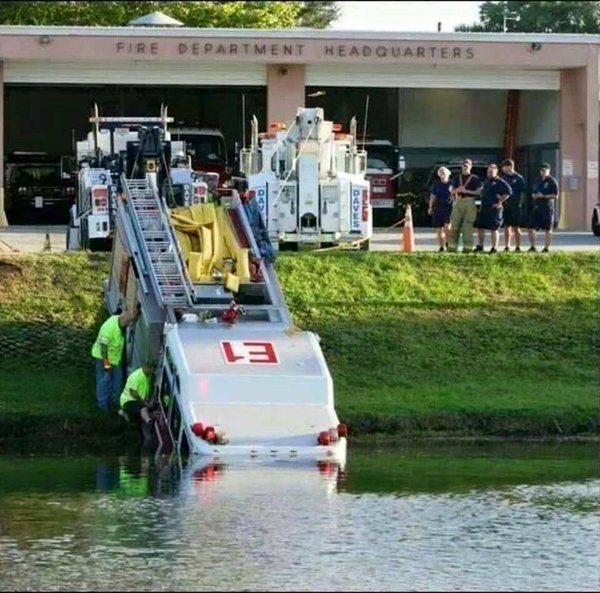 ako niste znali, ovako se pune vatrogasni kamioni..