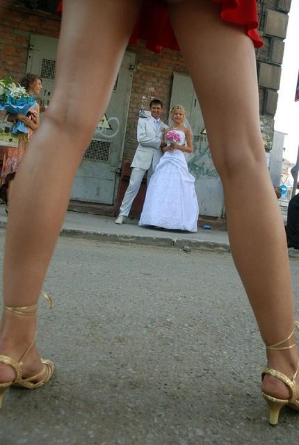 bitan je kut snimanja..svatovi u drugom planu..