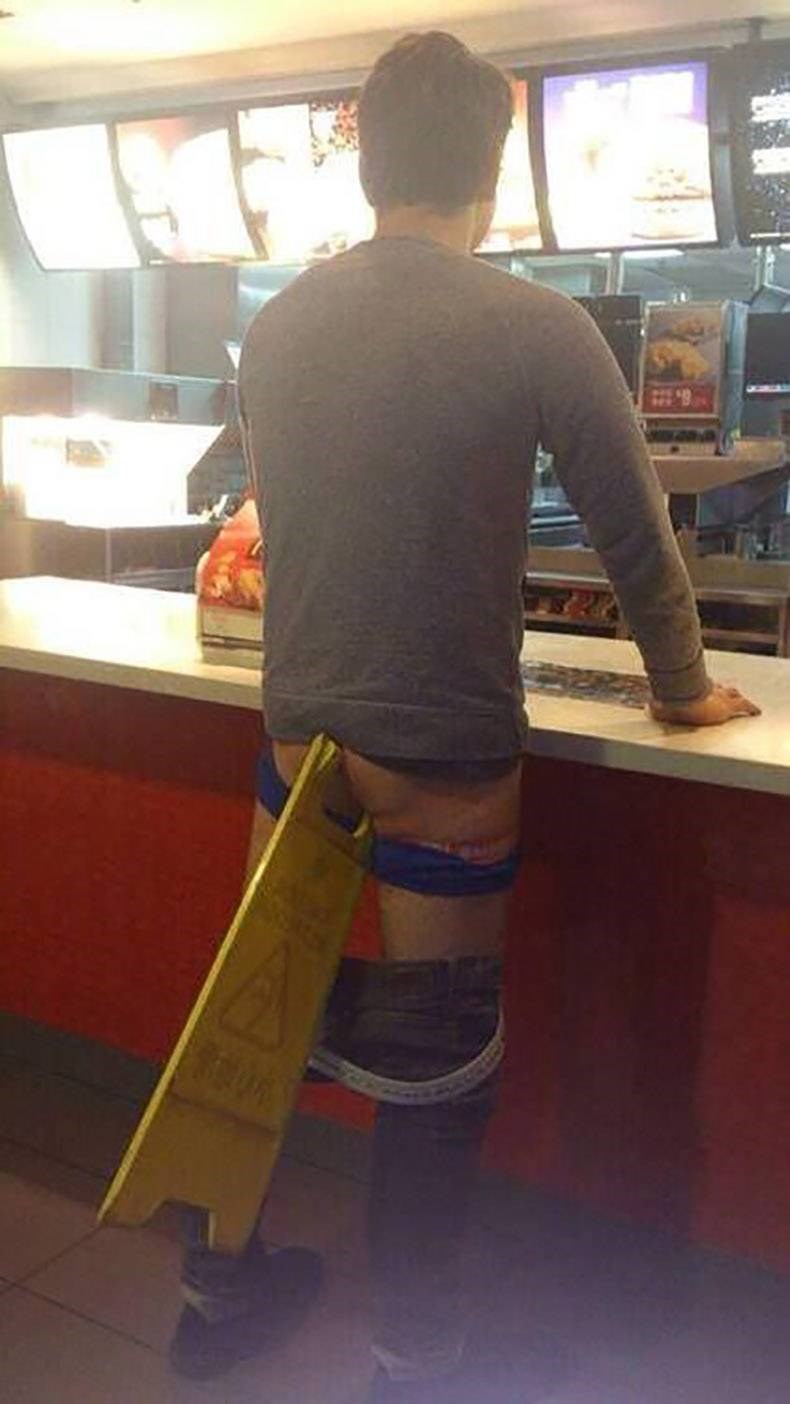 nije bilo slobodnih stolica, pa eto, snašao se...