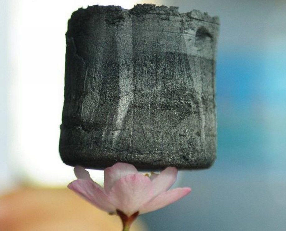 aerogel je jedan od najlakših poznatih tvrdih materijala..