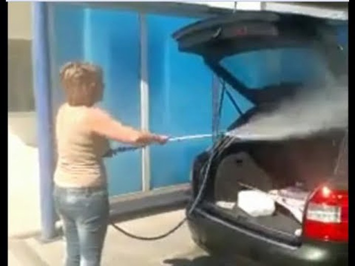 pa ti pošalji ženu da opere auto..video