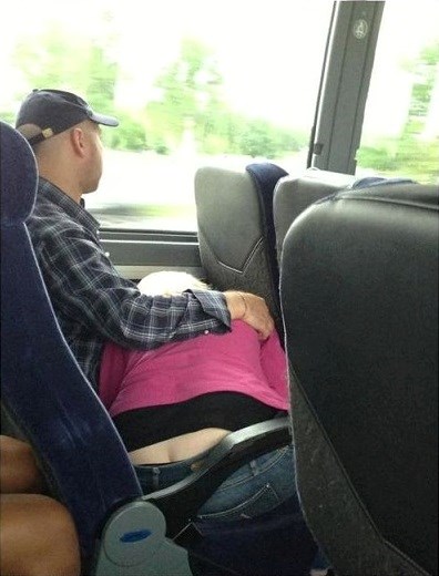 a jadnica, preumorna pa spava u autobusu..