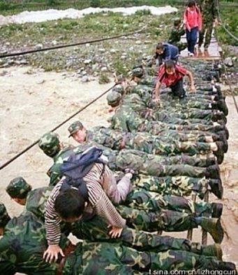 istinski heroji..svojim tijelima su načinili most kako bi narod mogao prijeći preko i spasiti se od bujica i poplava..