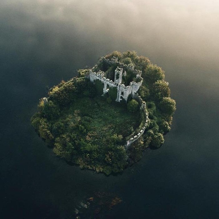ostaci dvorca na jednom irskom otoku..