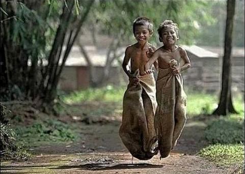 nema smartphona, interneta, laptopa, nema čak ni igračaka..a pogledajte im lica..:))