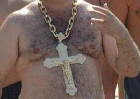 Novi rekord u Makarskoj: Hercegovac plivao puna tri metra s križem oko vrata..:))