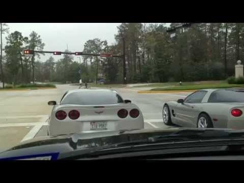 Vozači nabrijanih auta se osramotili na semaforu..video..