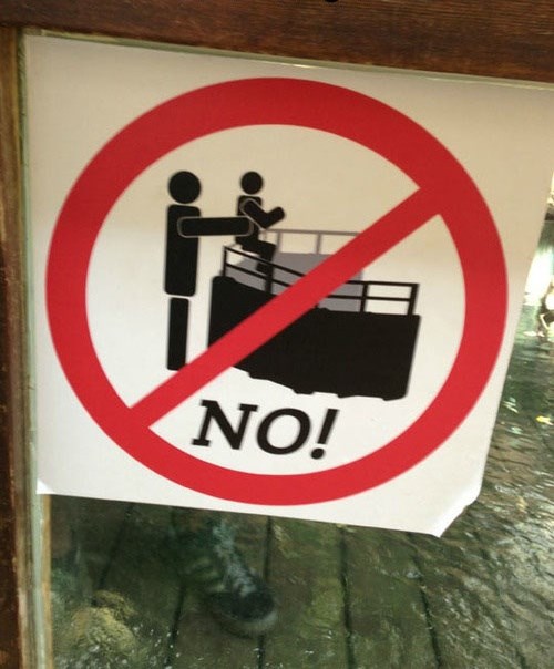 ne gurajte djecu u kavez..znak u ZOO u Barceloni..