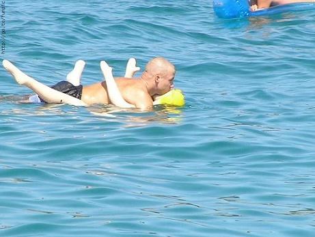 prava ljubav ti ne da da potoneš..:))