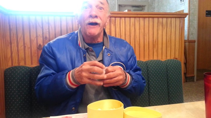 čovjek upravo saznao da će postati djed..video