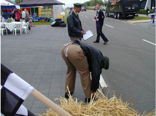 auh..kao da mu nije dovoljno to što je pandur..