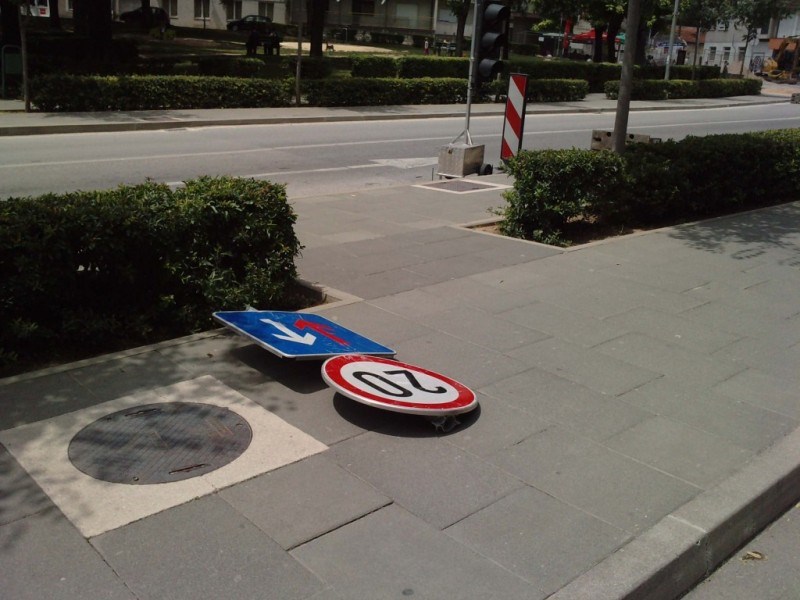 dok druge zemlje imaju ležeće policajce, mi imamo i ležeće prometne znakove..