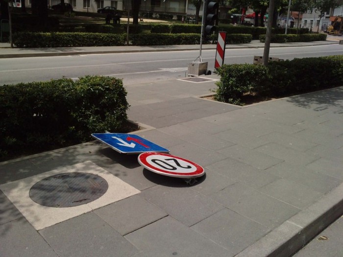 dok druge zemlje imaju ležeće policajce, mi imamo i ležeće prometne znakove..
