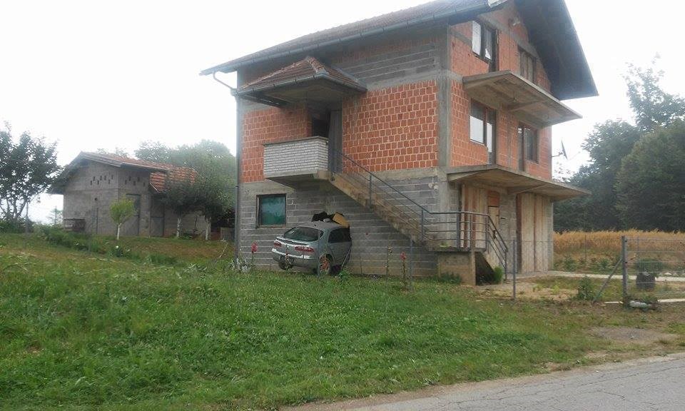 postoji garaža, samo ne postoje vrata..