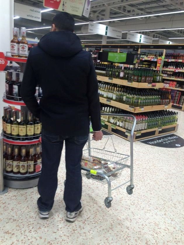 u redu što je uzeo košaru zajedno sa postoljem, ali zašto je nosi umjesto da je vuče..