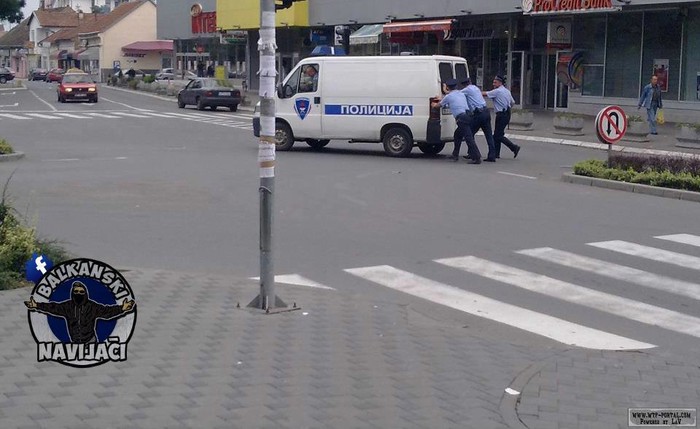 guraj Mile, još dva križanja do stanice..