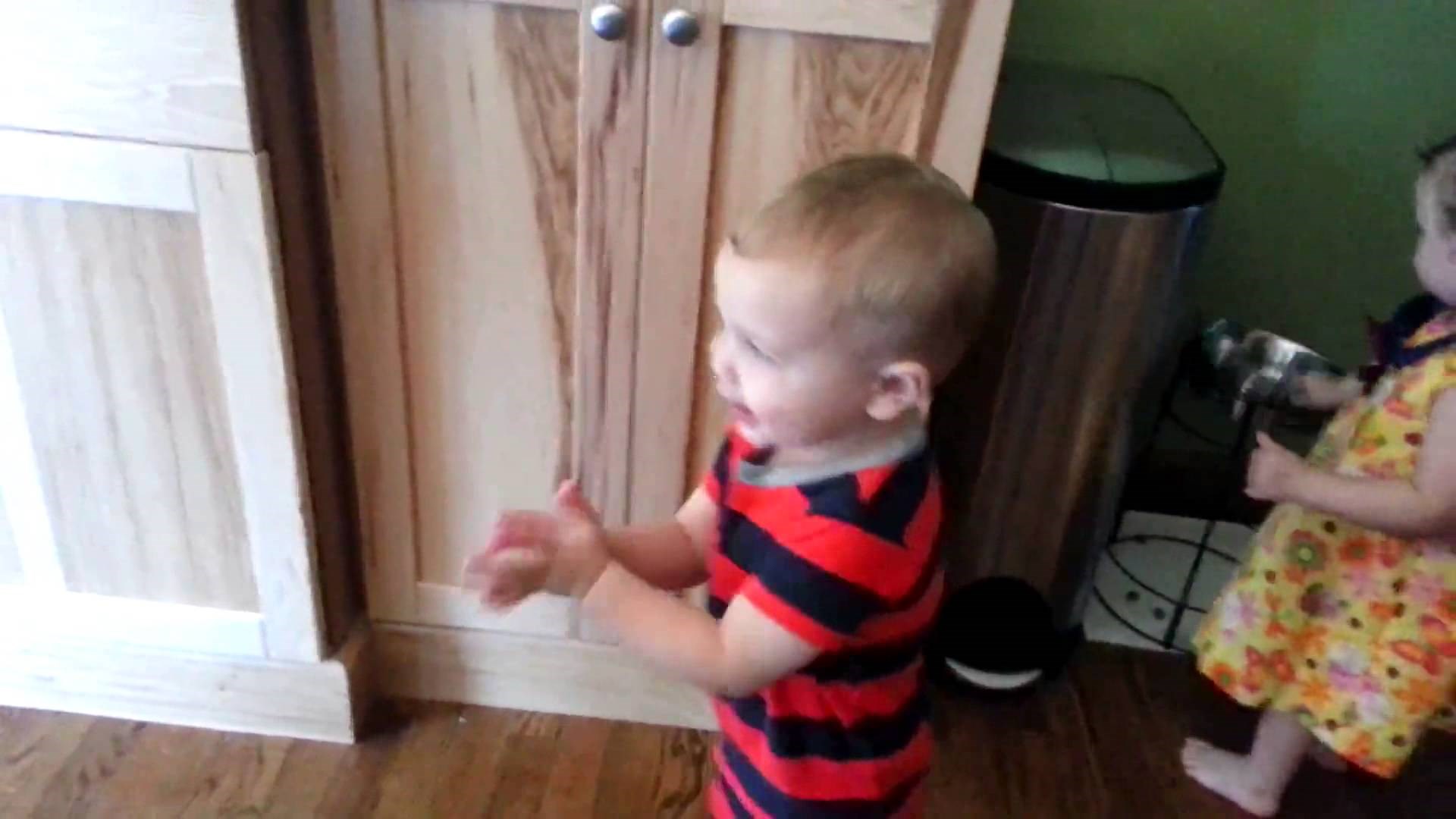 reakcija malog frajera na prvi zagrljaj...video