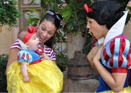 hehe, dvije žene ista haljina..