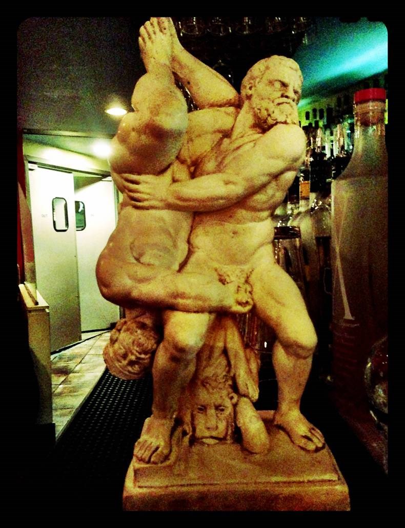 nije mi jasno samo što radi ovaj treći koji kleči..:O