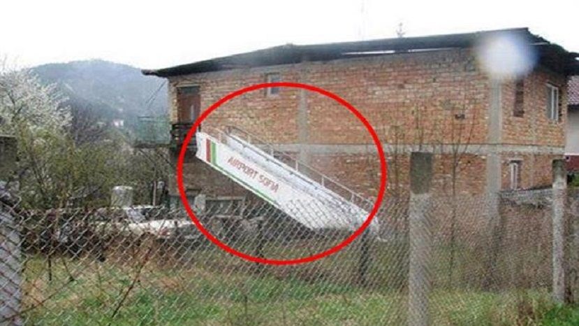 kakav baja, ima pokretne stepenice za 1. kat..