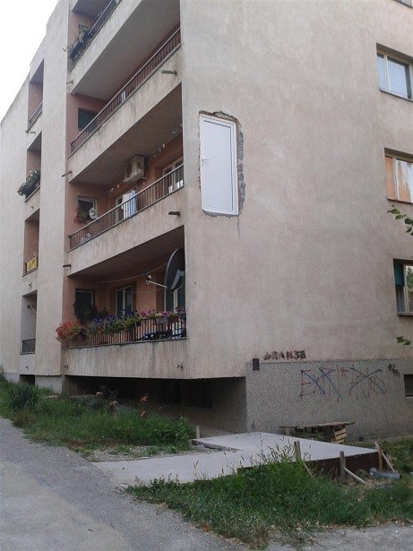 uf, uf..u slučaju opasnosti izađite kroz ova vrata..tad opasnost više nije slučajna