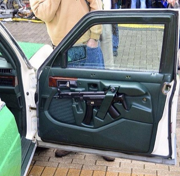 prodajem auto sa punom ratnom spremom..kupcu poklon 4 puna okvira..