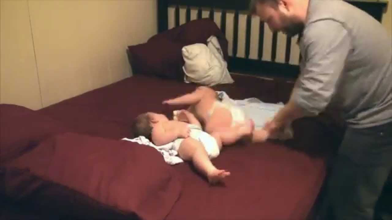 Bravo, tata !! nije lako biti tata, ali ovaj se odlično snalazi pod tim teretom:))) video